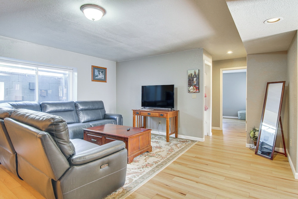 Private Hot Tub, 4 Mi to Usafa: Cozy Apartment!
