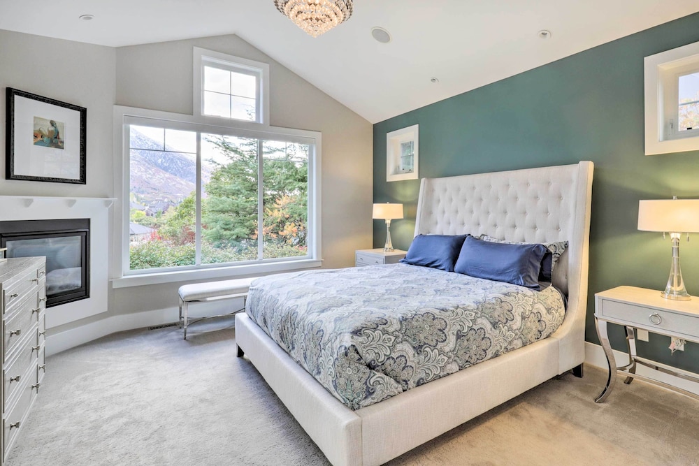 Luxe Sandy Home w/ Hot Tub: 9 Mi to Skiing!