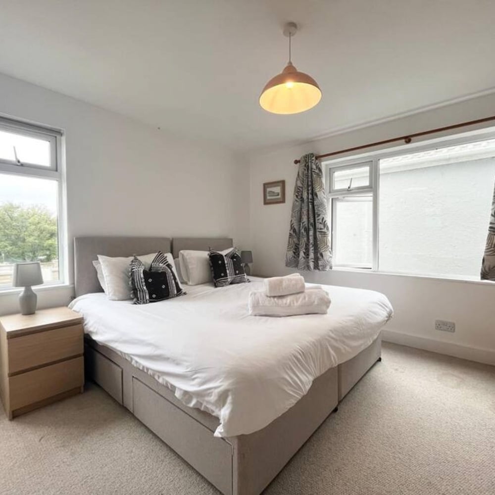 Bright 3bed Bungalow Porthlevan view 3