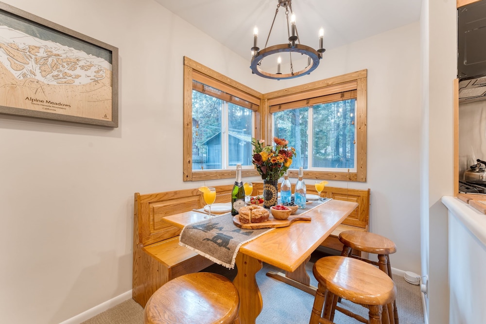 Westlake Cabin by Avantstay Hot Tub Near Skiing Walk to Restaurants Lake