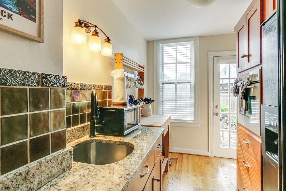 Dtwn at Your Door: Historic Frederick Gem w/ Yard!