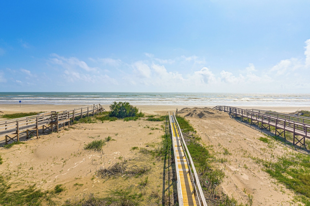 Beachfront Cottage w/ Boardwalk in Freeport