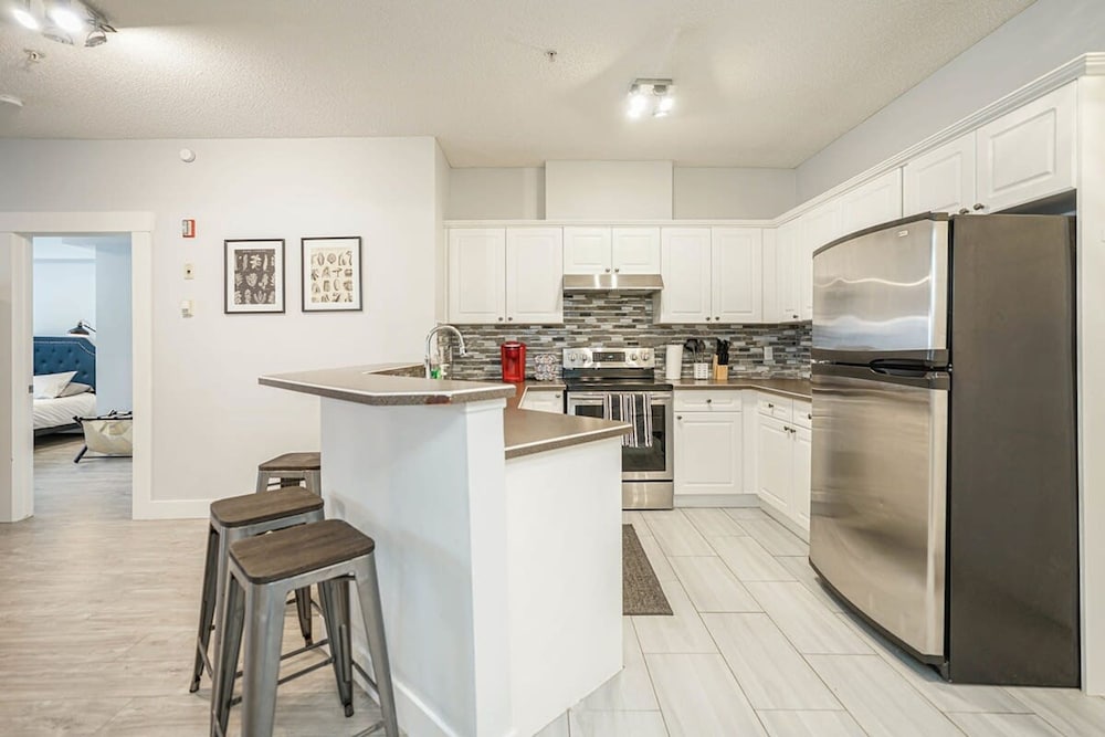Cozy Condo w Parking Wifi Coffee - 5min2stampede-3
