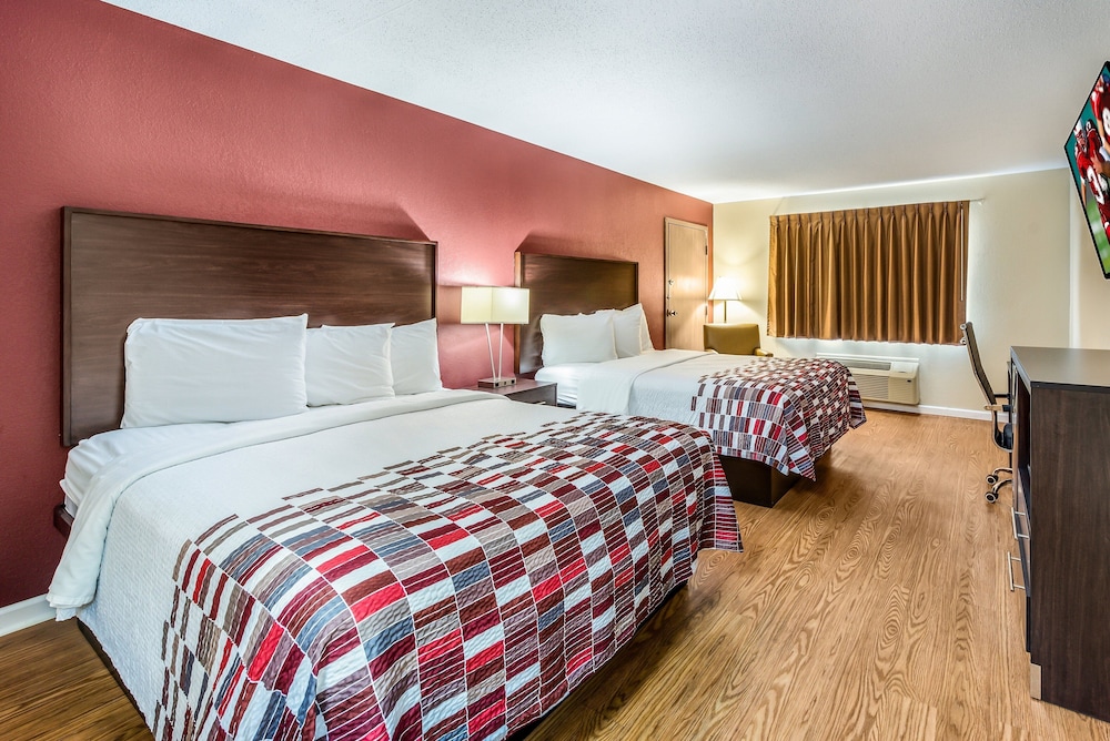 Lima Vacations - Red Roof Inn  Suites Wapakoneta - Property Image 4