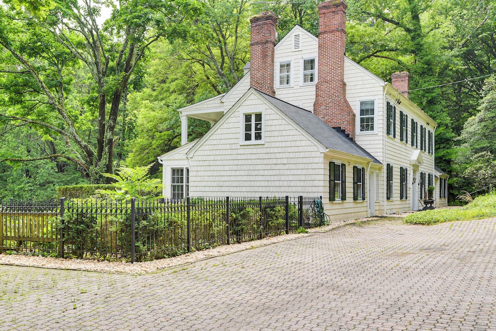 16 Mi to Baltimore: Spacious Home in Owings Mills!