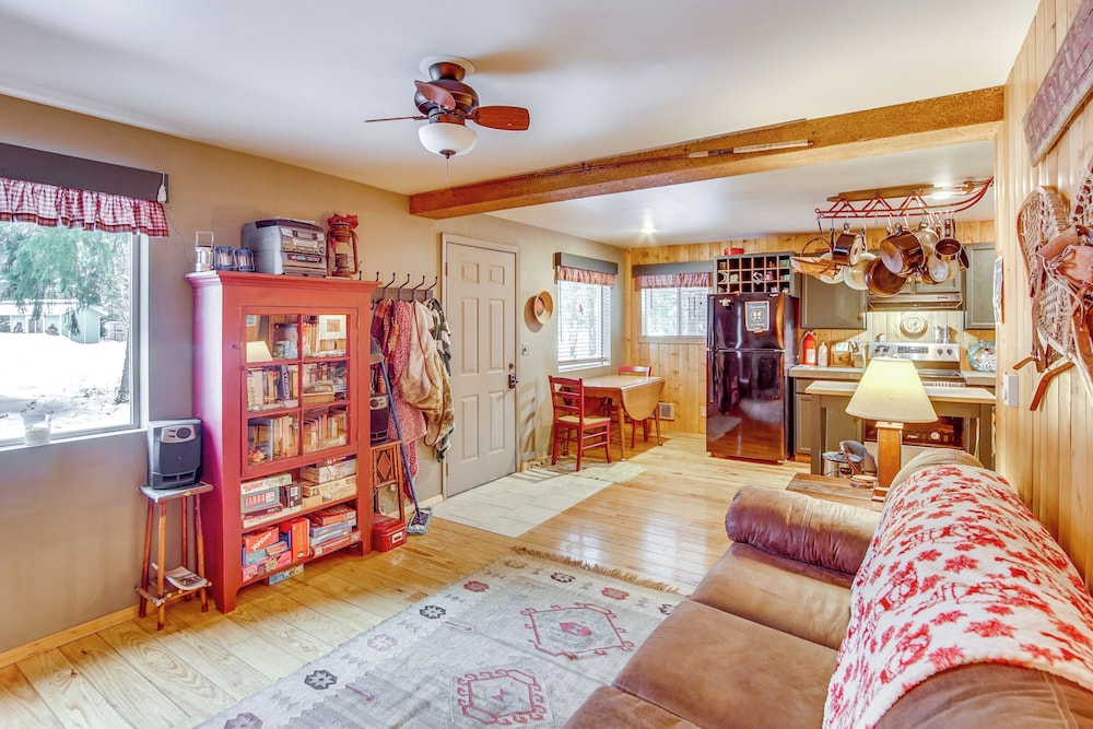 1 Mi to Lake Easton: Cozy Cascades Cabin!
