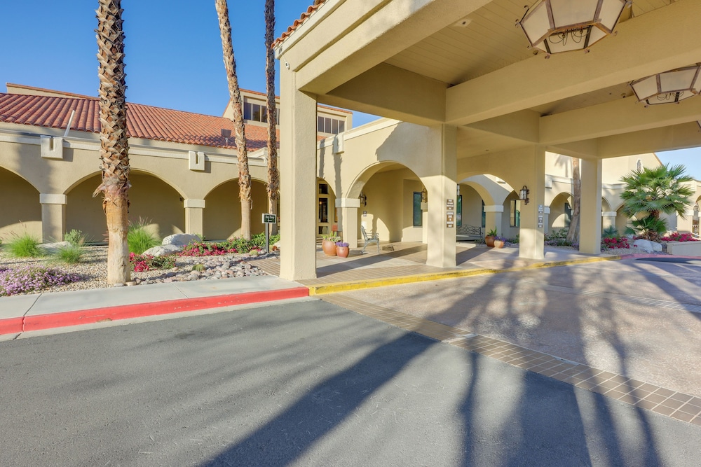 Spacious Condo w/ Mtn Views in Palm Desert!