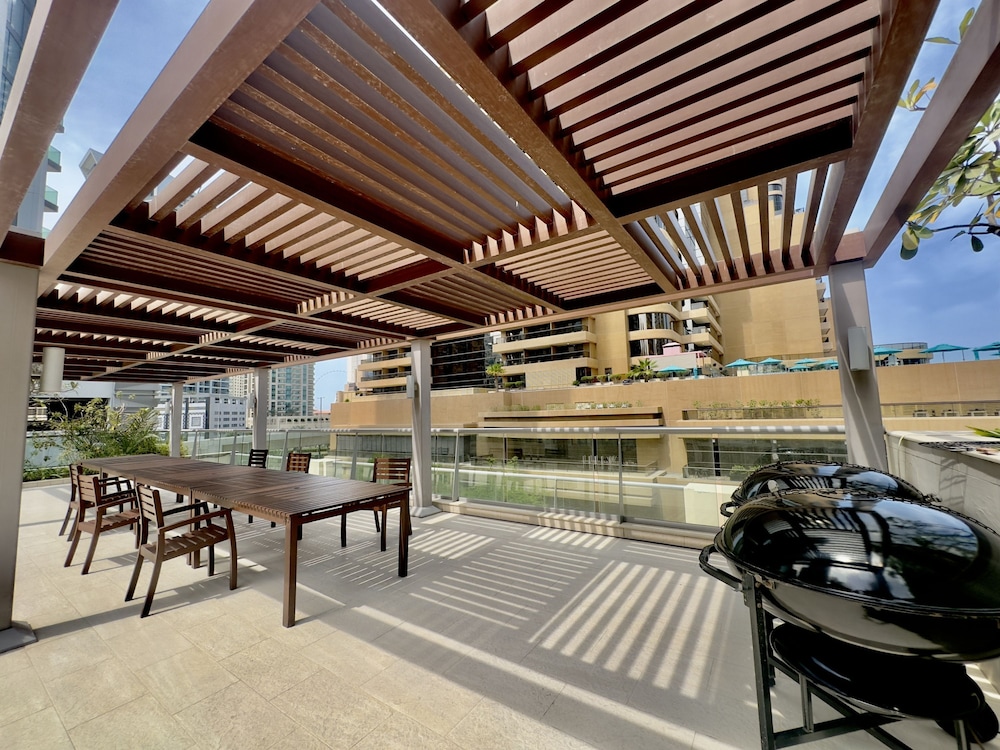 1BR Apt in Prime Location w Marina View Balcony