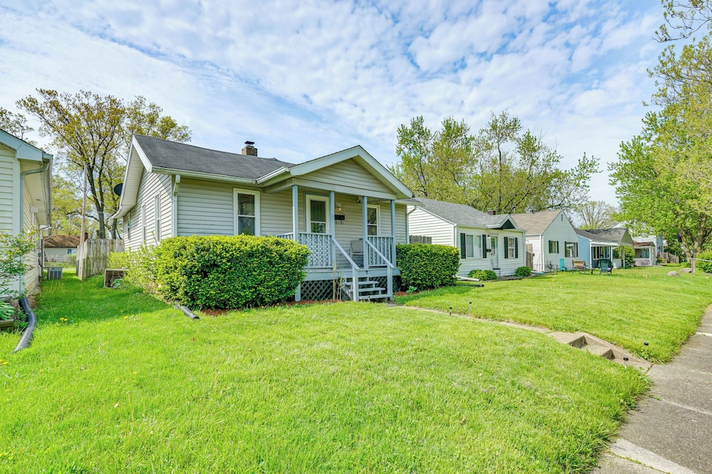 3 Mi to Dtwn Fort Wayne: Home w/ Deck & Yard!