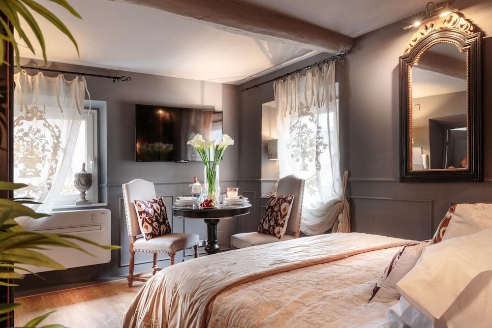 Casa Palatial in Lucca view 2