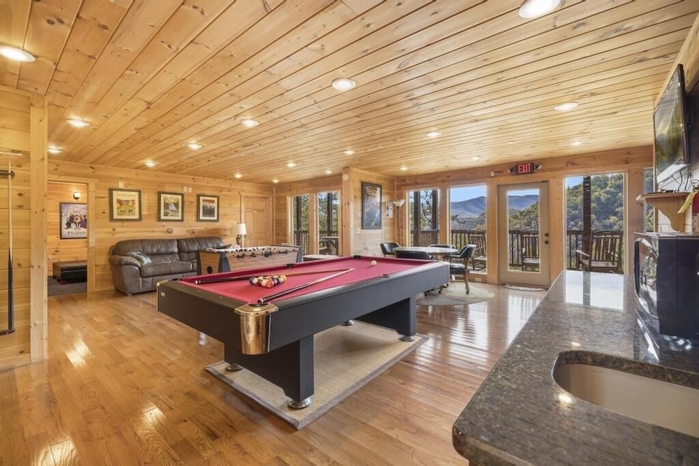 Eagle's Nest - 3 Bedrooms, 3.5 Baths, Sleeps 10 Home by RedAwning