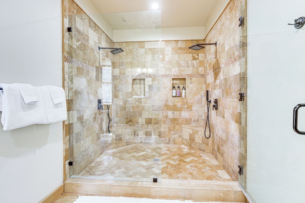 Hot Tub + Game Room: Mtn-view Retreat in Big Bear!