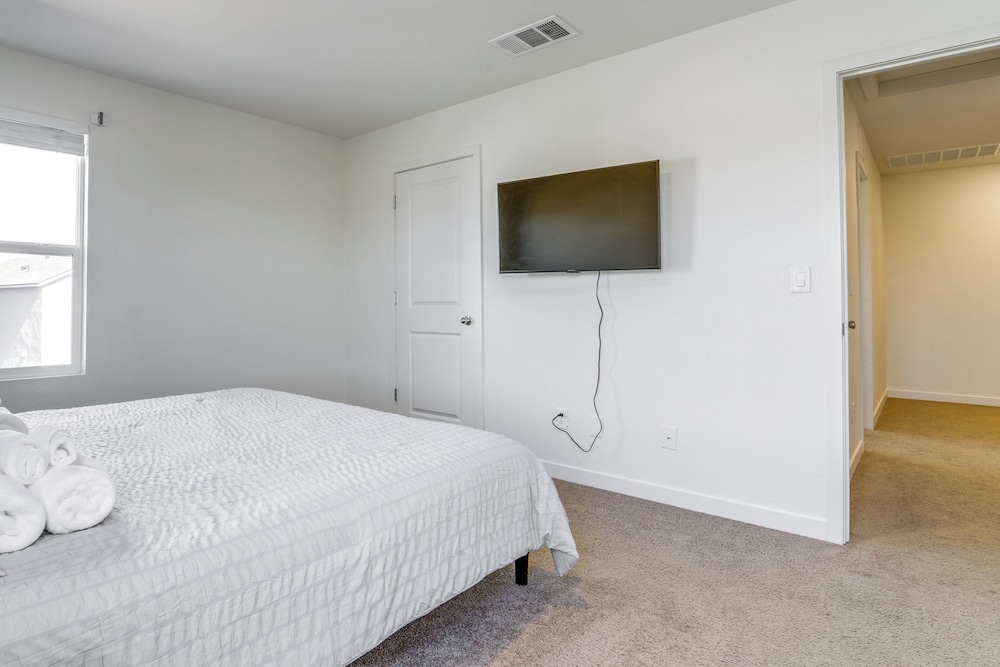 Reno Vacations - Modern Reno Vacation Home: Easy Access to Nature - Property Image 24