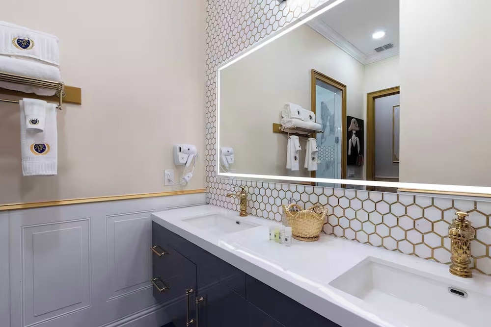 Luxury Mansion w Pool Sleeps 60