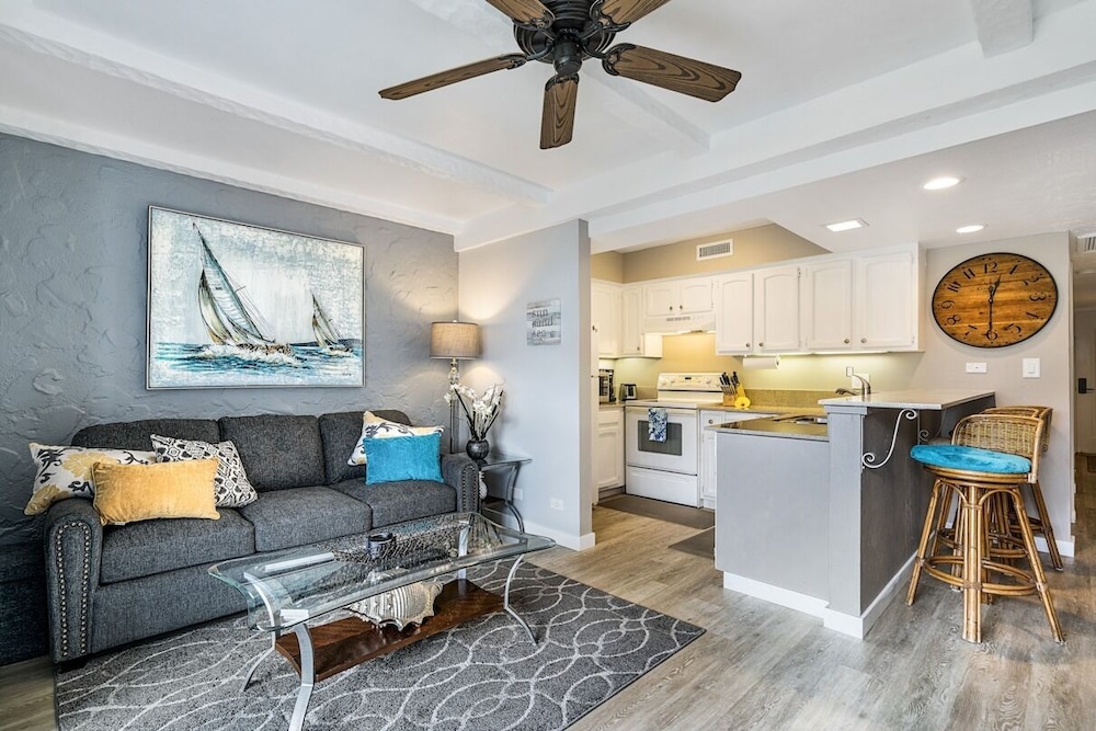 Great Location - Modern Island Condo - Vrkcv