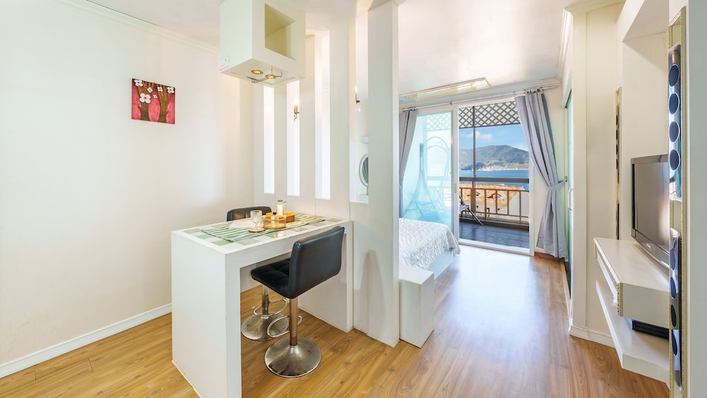 Geoje Kkachi and Santorini Pension