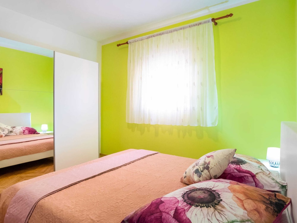Simplistic Apartment in Vir With Garden view 2