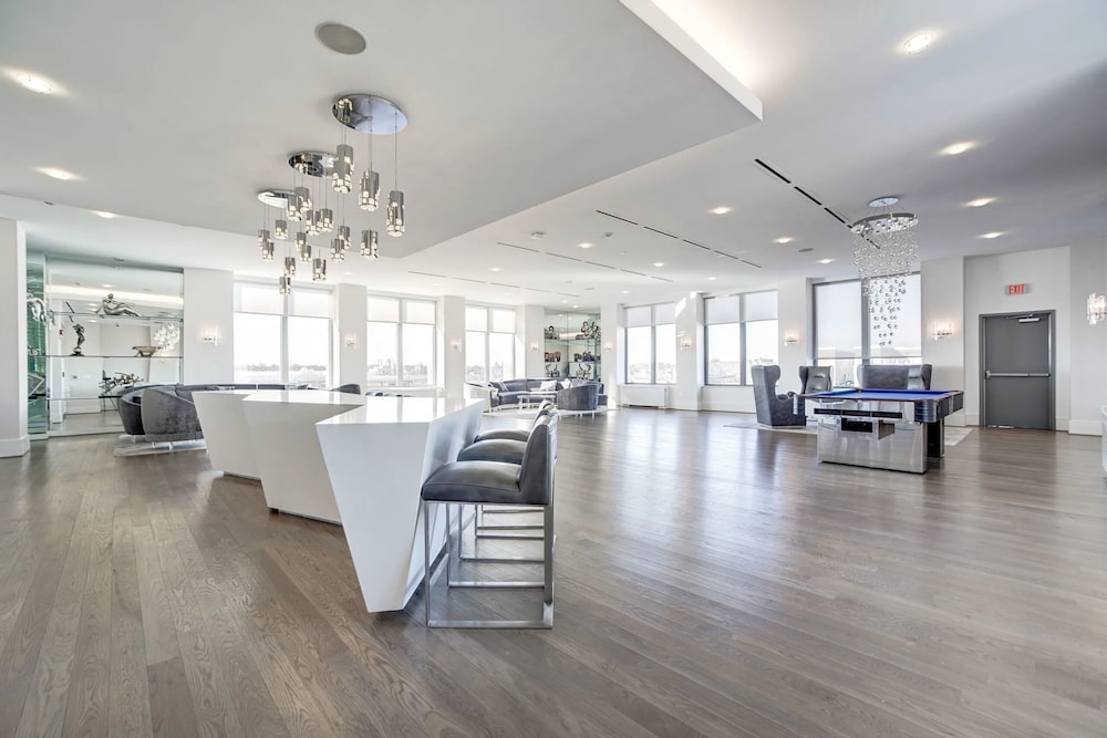 Modern Apt Near Airport in Cystal City