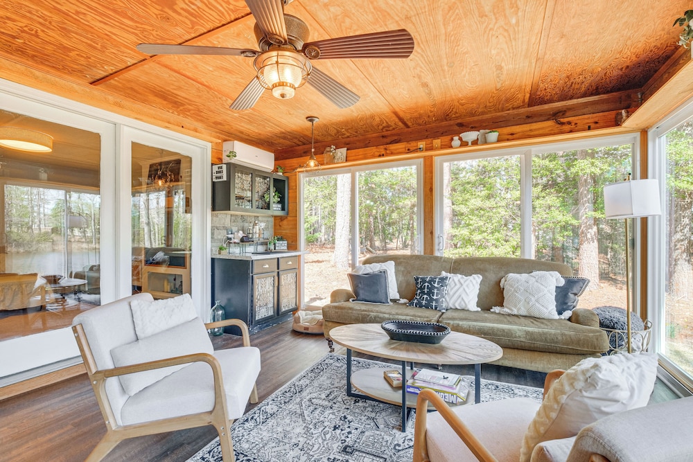 Dock, Sunrooms & Fire Pits: Deltaville Home!