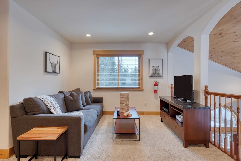 5 Mins to Ski Resort Ping Pong, Pool Table, Deck Donner Ridge by Avantstay