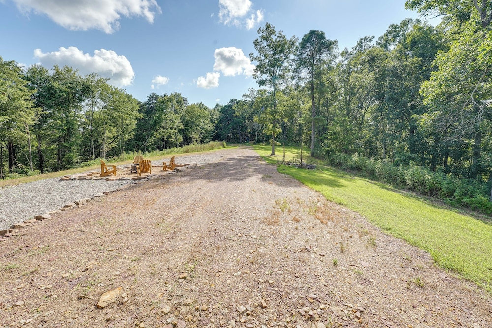 400 Acres on Lavender Mtn: Getaway w/ Hot Tub!