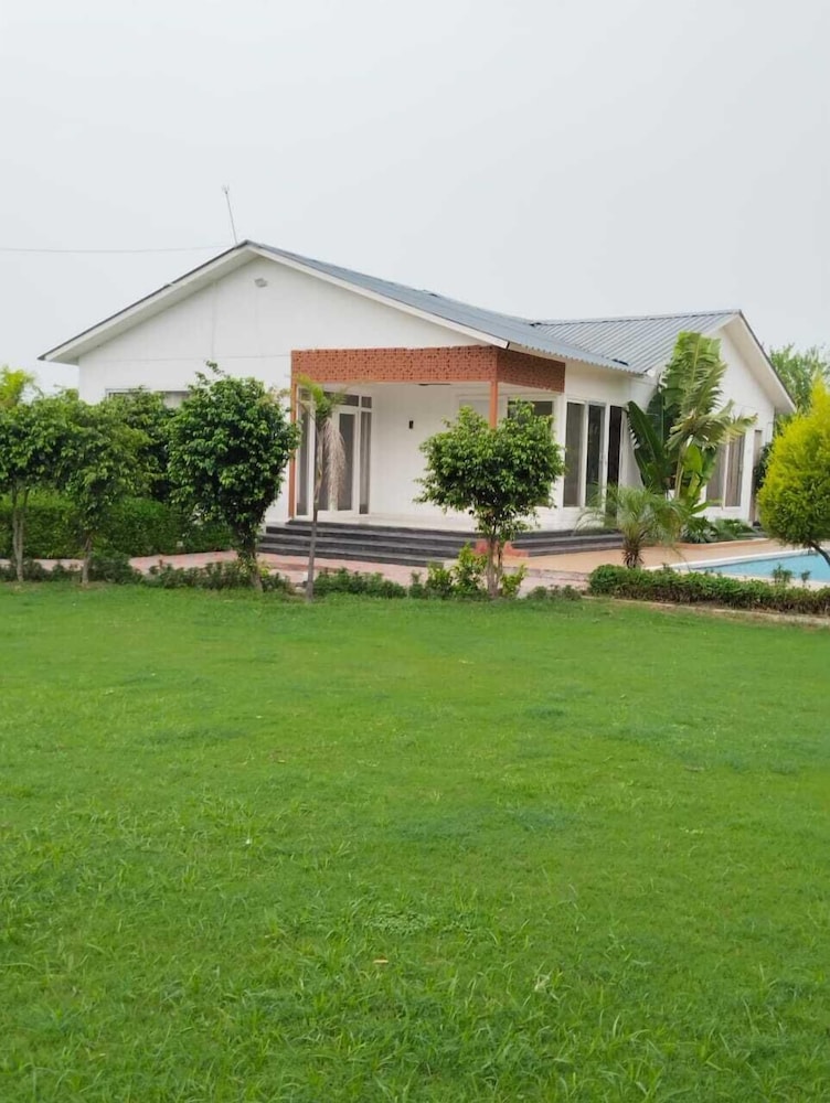 GoBravo 16 3BHK Farm with Pool & Lawn Sec150 Noida