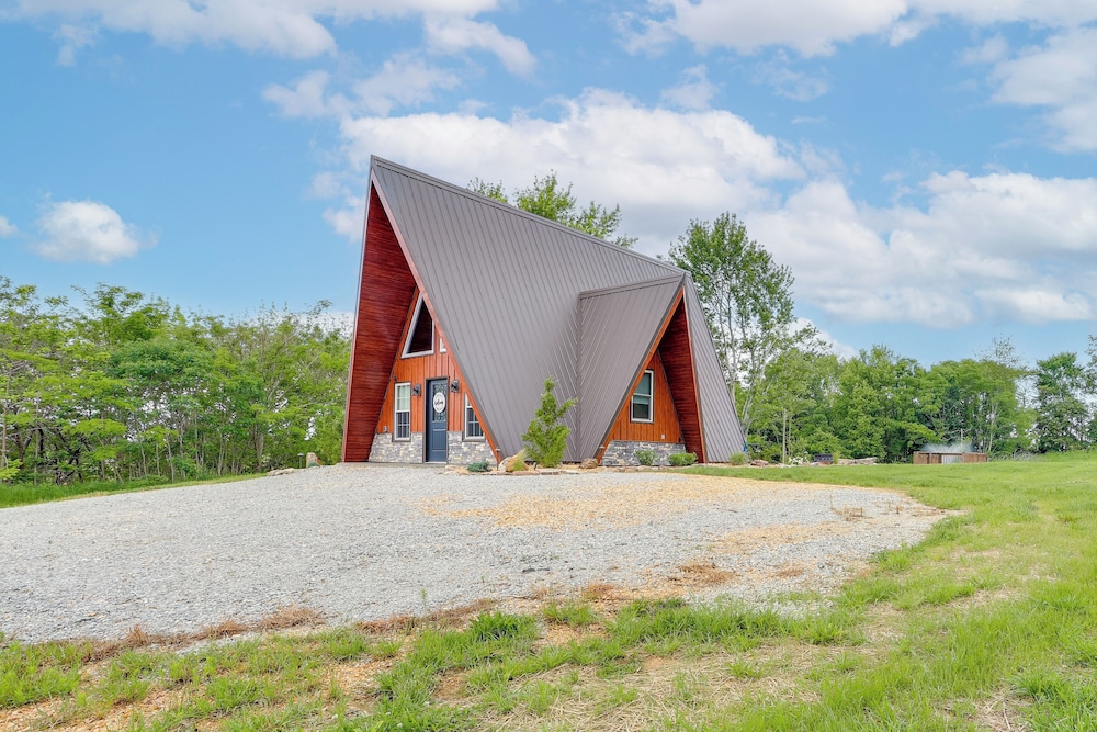Hot Tub, Fire Pit, Bbq, On-site Pond: Kenton Cabin