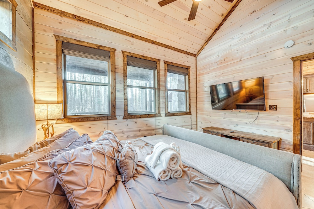 Hot Tub & Game Room: Spacious Cabin in Broken Bow!