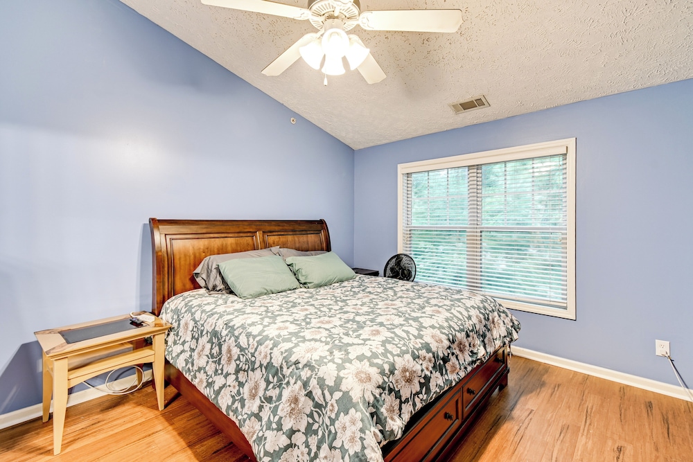 Lake & Pool Access, Home Gym: Fayetteville Condo!