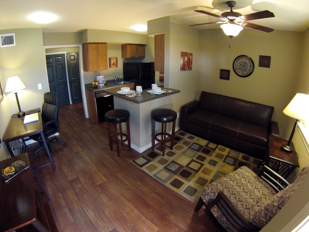 Eagle's Den Suites Kenedy a Travelodge by Wyndham