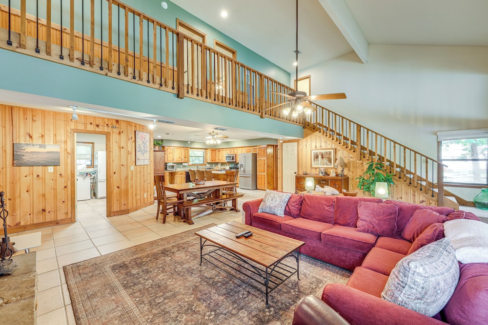 Waterfront Gem on Lake Martin w/ Kayaks & Dock!