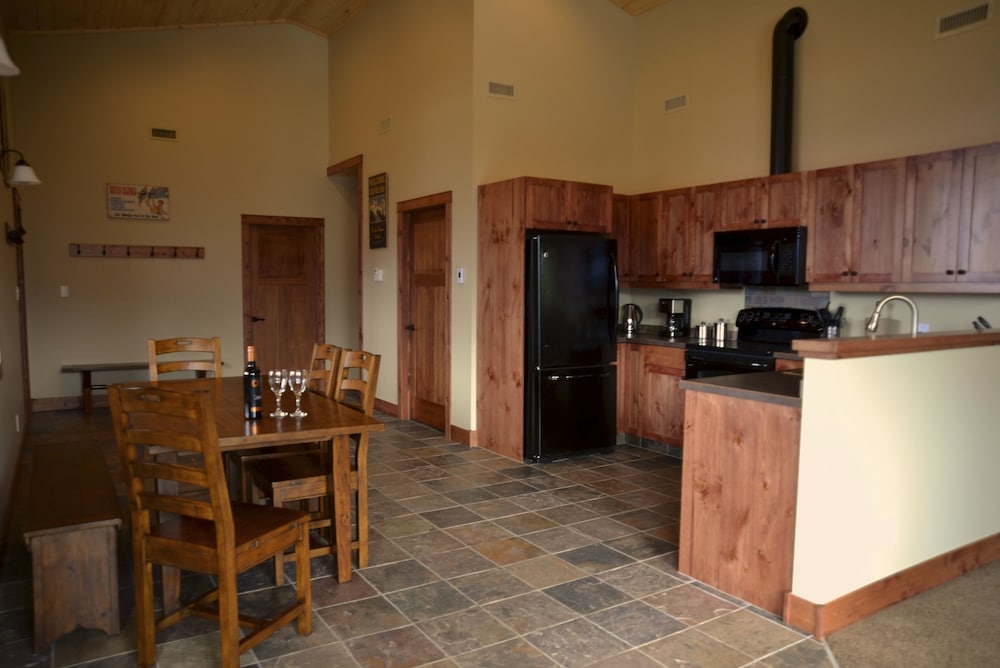 Cedar House Restaurant & Chalets