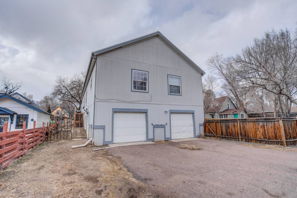 Pet-friendly 4 BR Family Stay Near Downtown view 5