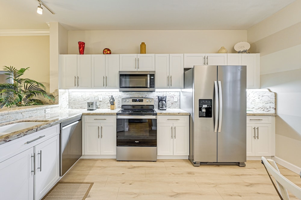 Golf, Swim & Relax! Condo 8 Mi to Dtwn Naples