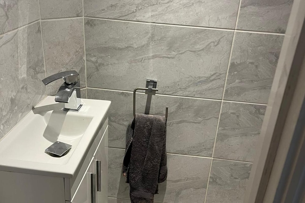 Southgate Home - Sleeps 12 - Parking - Central