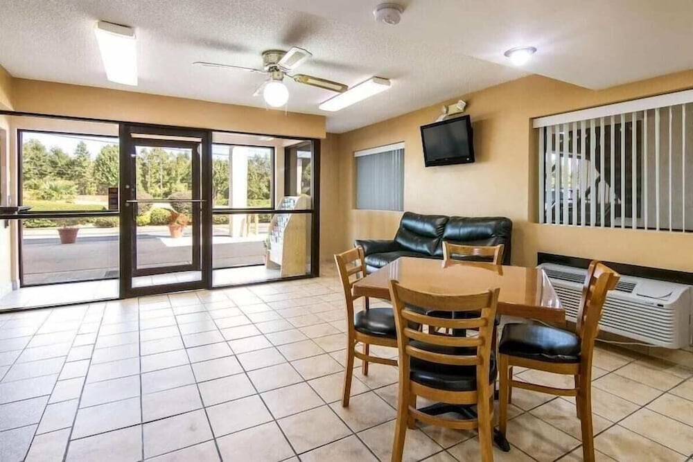 HomeTown Inn & Suites