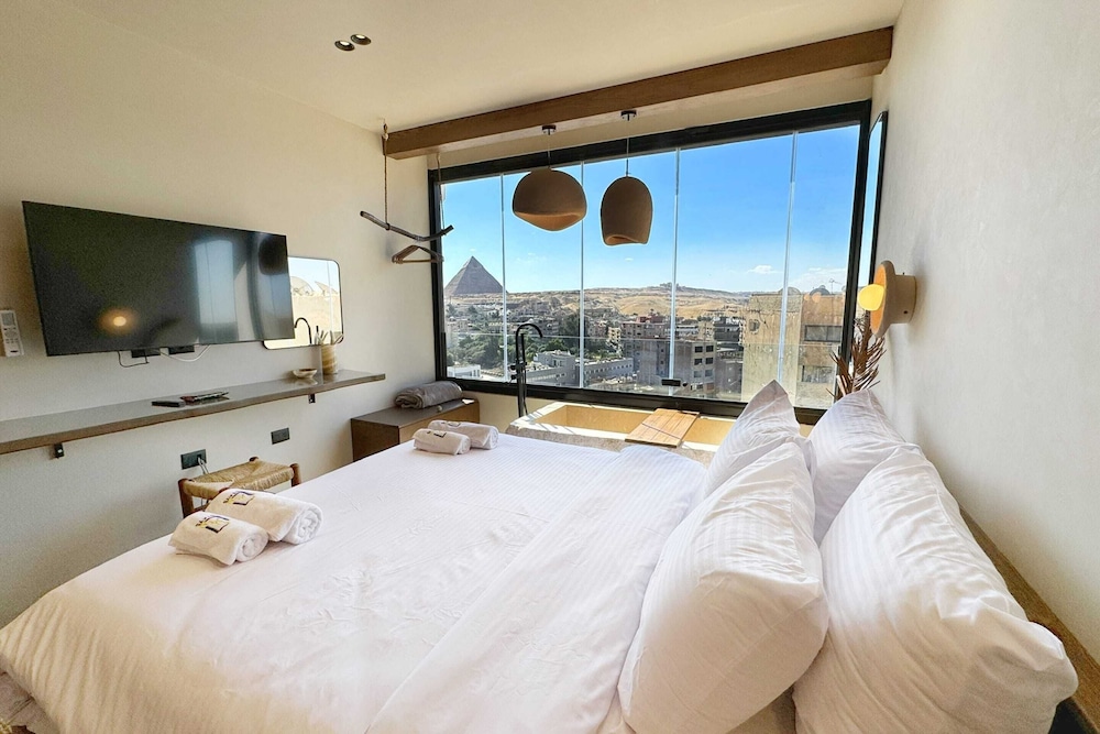 The 2 BDR Pyramids Vista w/ Bathtub