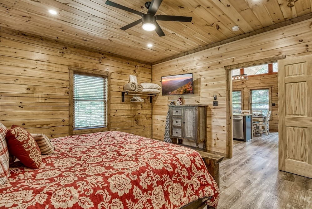 Ern841 - Sweet Feet Retreat - Location, Location, And Private Indoor Pool! 2 Bedroom Cabin by RedAwning view 3