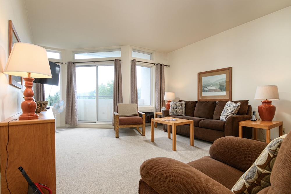 203 Village Gate 1 Bedroom Condo