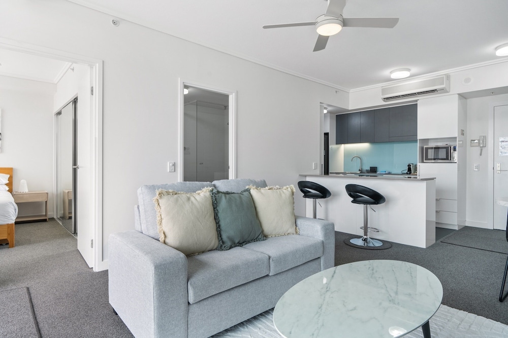 Chic 1 Bed Inner-city Retreat With Pool and Views