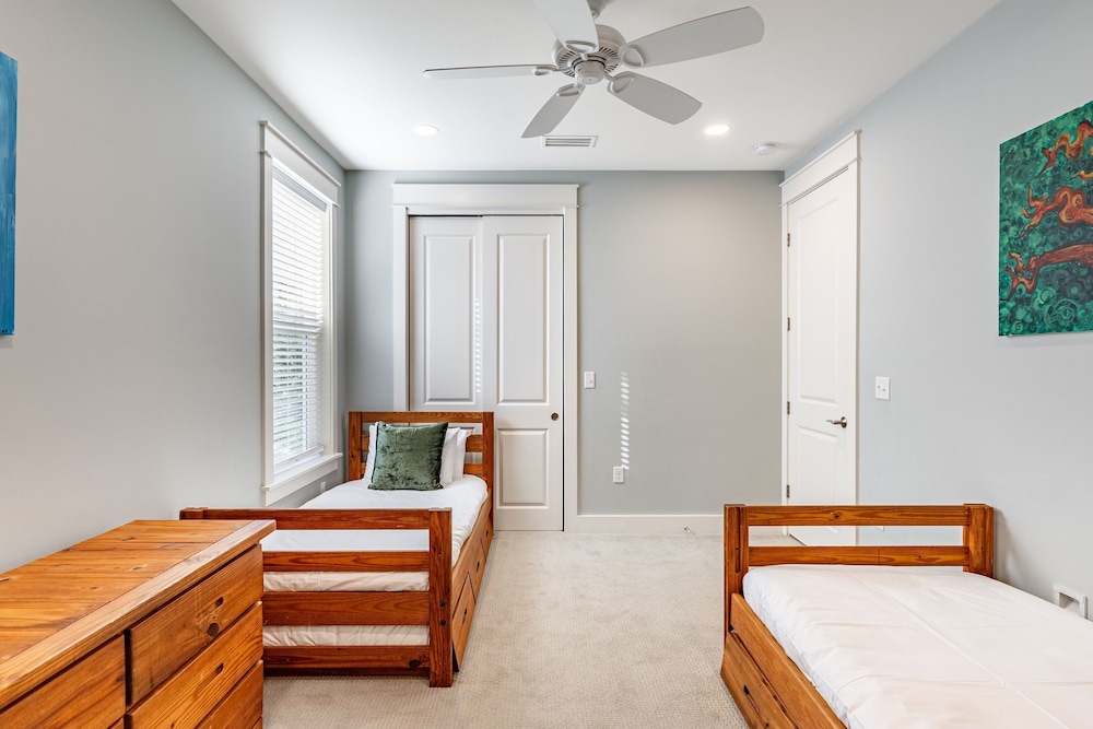 Gulf Coast Gem by Avantstay 3 Blocks to Beach Town Plaza Community Pool