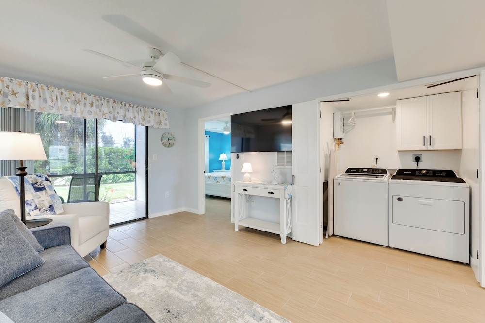 5 Mi to Fort Myers Beach: Condo w/ Private Lanai!