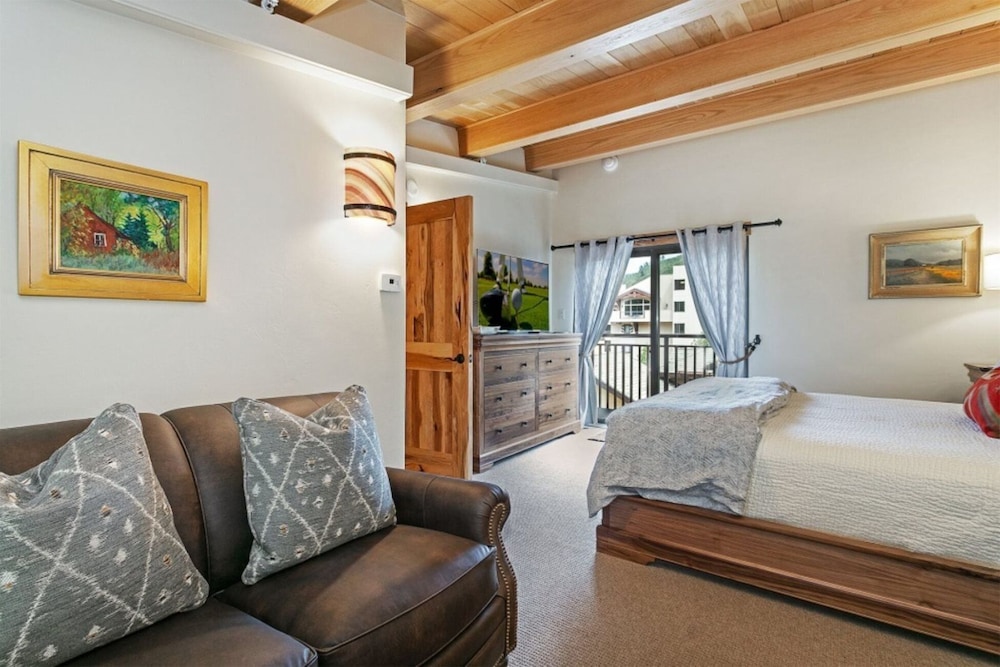 Spacious 3 Bedroom Condo in Lionshead Village - 100 Yards to Lift, Pool, hot Tub!
