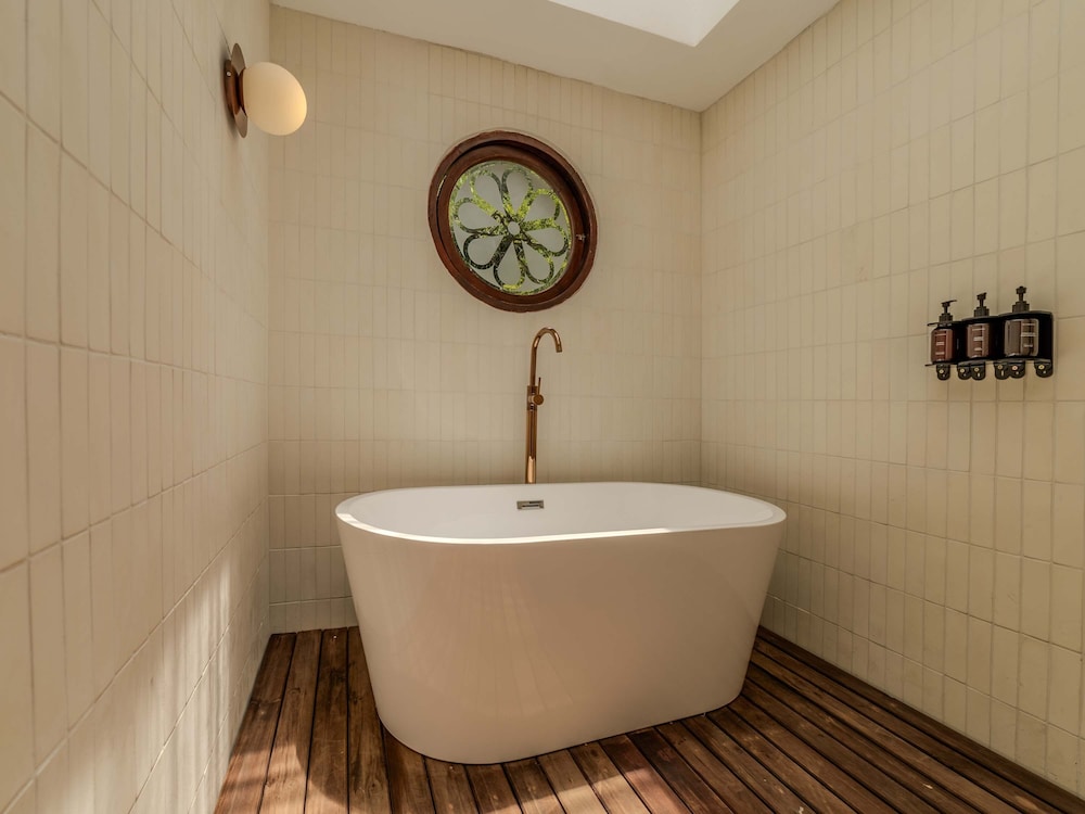 w Incredible 5BR House w Jacuzzi in El Poblado