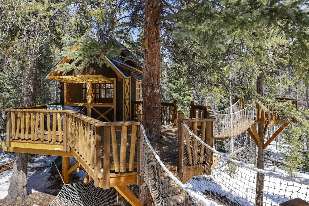Treehouse by Avantstay Secluded Mountain Cabin w Views Hot Tub Treehouse