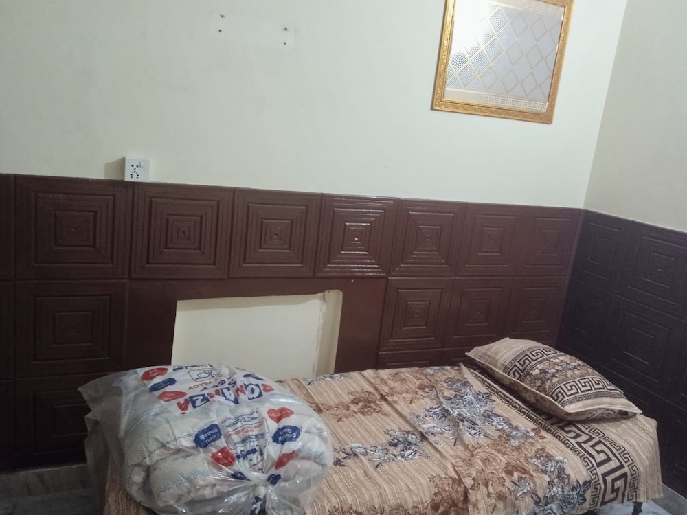 Room-room 13 Serene Retreat in Rawalpind