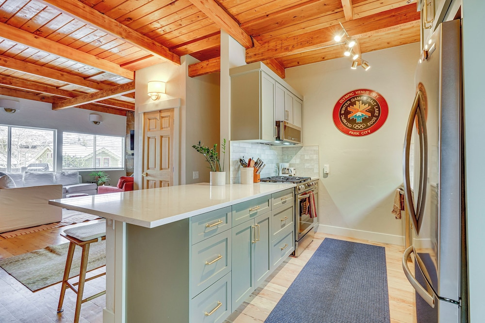 Half-mi to Park City Mountain: Cabin w/ Hot Tub!