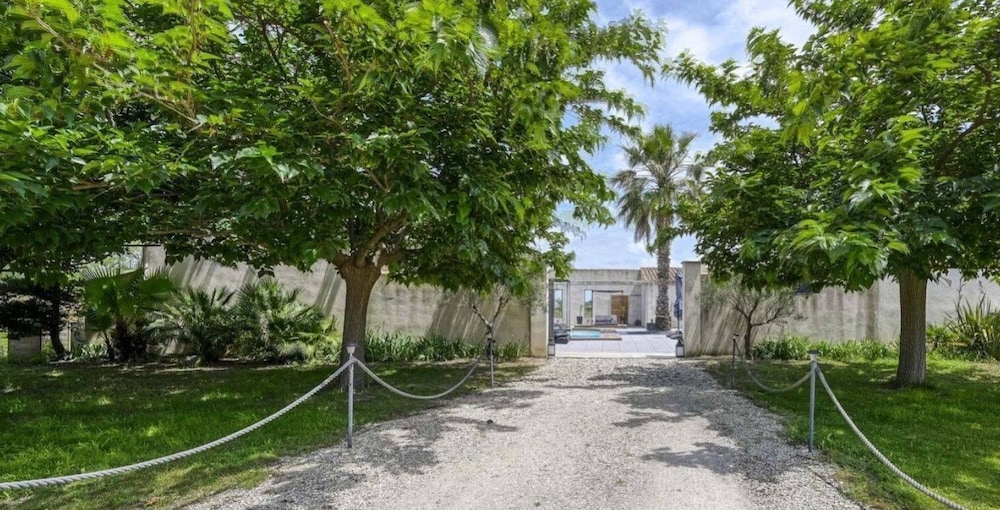 Hotel Mas Sainte Marie - Private Hot Tub Suites - Image 1