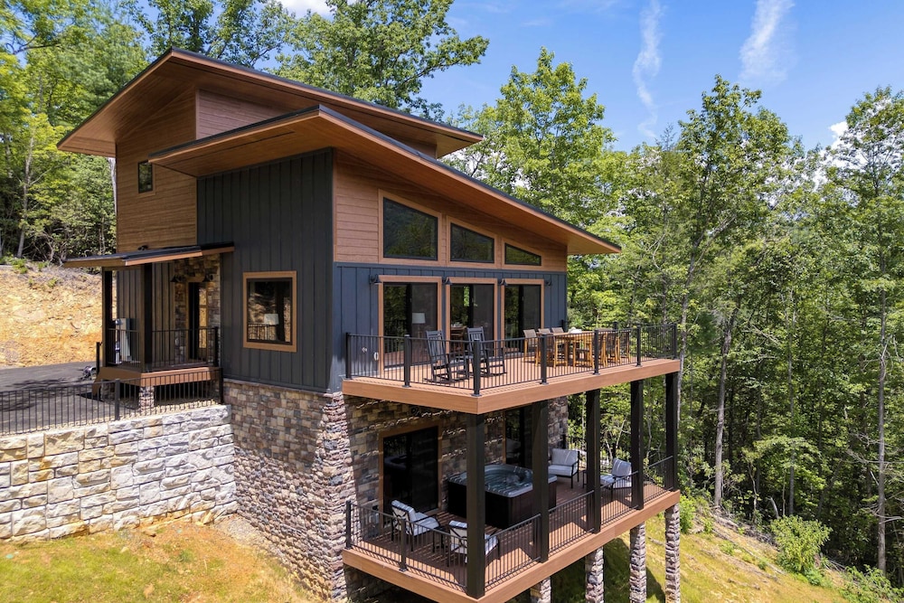 Luxe Cabin w/ Hot Tub, Views & Game Room Sleeps 10 Do Good Holler by Avantstay