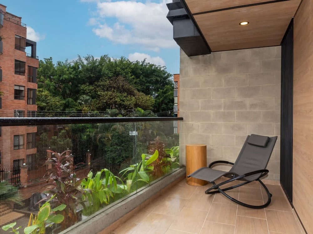 Cozy 3 BR w Balcony in Laureles Medell n